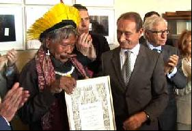 Cacique Raoni recebe título de cidadão honorário de Paris