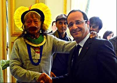 Hollande recebe indígena brasileiro para tratar sobre Amazônia