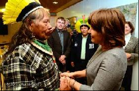 Minister Ploumen speaks to indigenous leaders about Amazonia